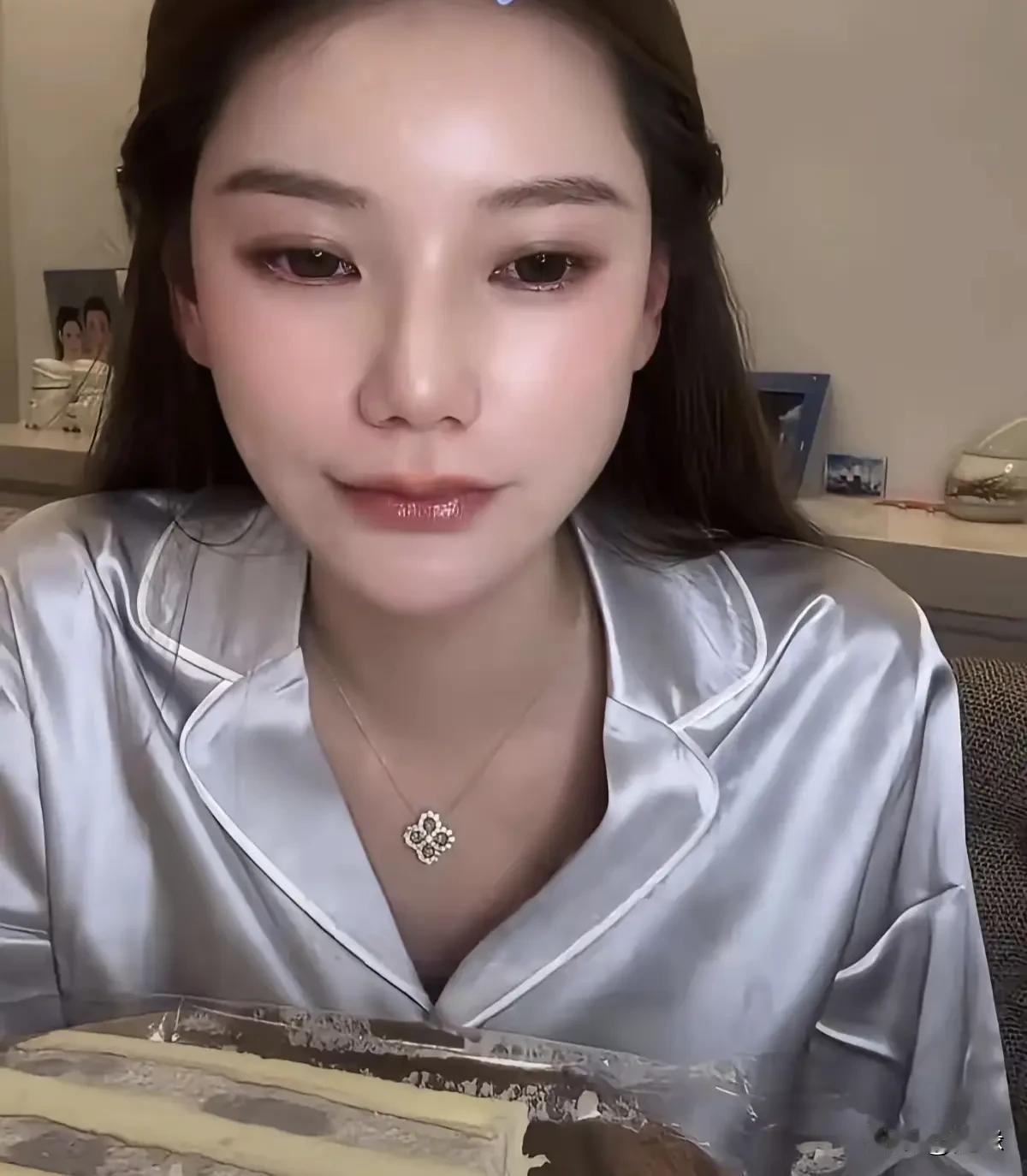 马筱梅近日直播时，透露了三个信息:1.在湾湾坐月子，坐完月子带孩子一起回北京，