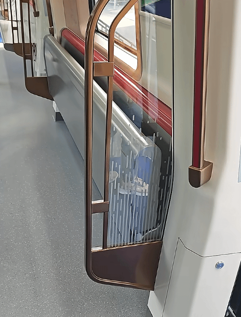 你能相信吗，广州地铁如今竟已如此先进。平日里我们所见的地铁座椅皆是固定的，可为何