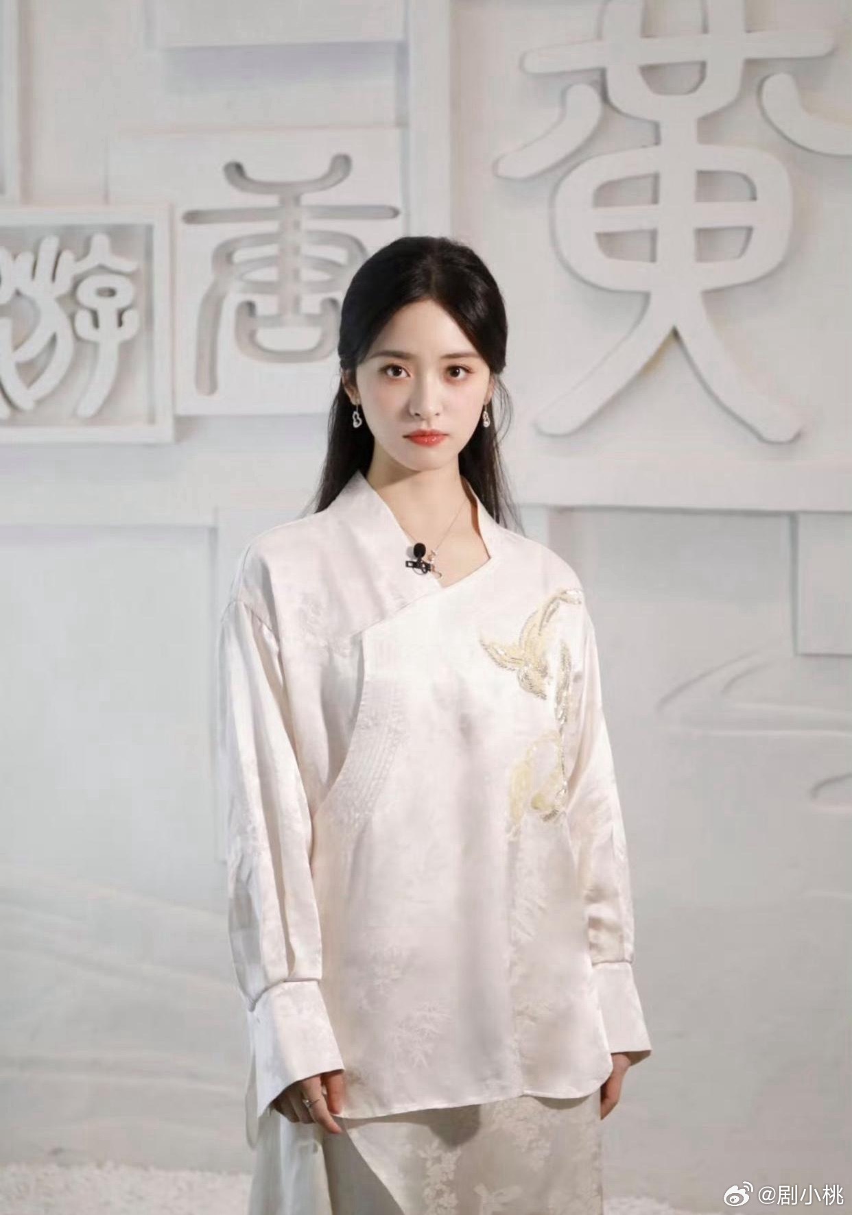 1.贾乃亮学生时代曾和黄圣依短暂相恋，对方算得上他的初恋。往后遇见李小璐时，他