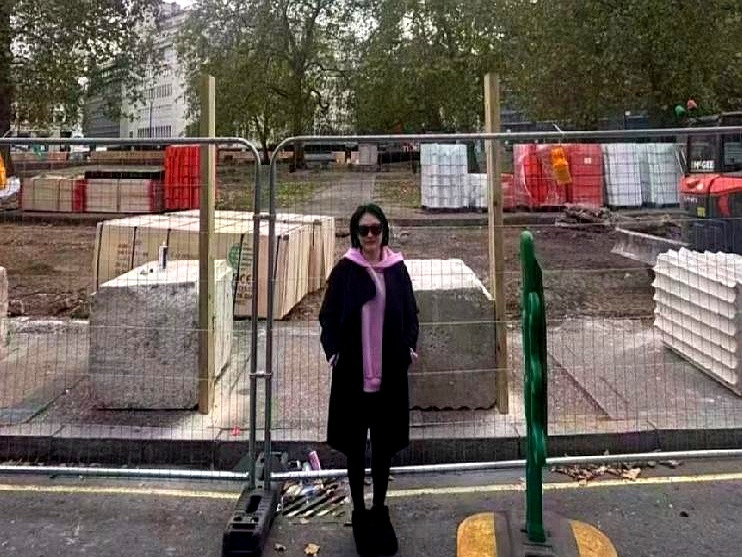 小S专门跑到英国伦敦，想去大S那张专属长椅打卡，结果公园没进成，只能在大门外远远拍了张合照当年姐妹俩