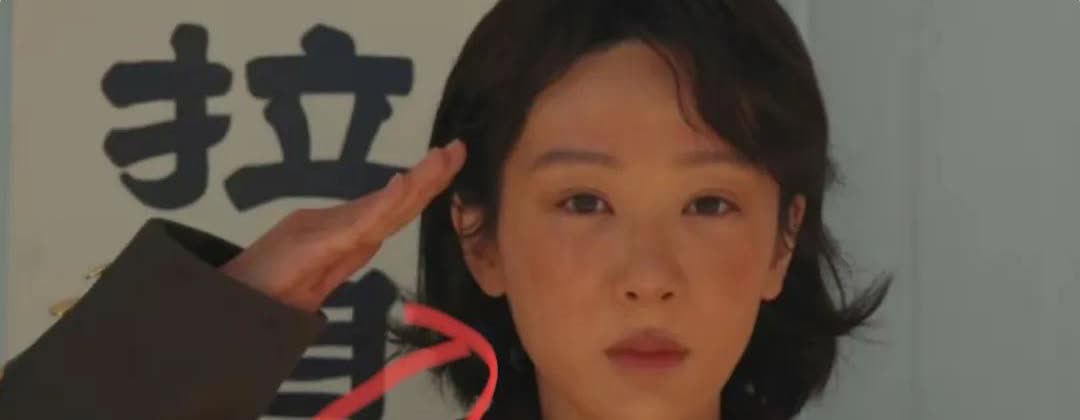 万万没想到，90花第一个冲出重围的，不是美艳的迪丽热巴，也不是时尚的古丽娜扎