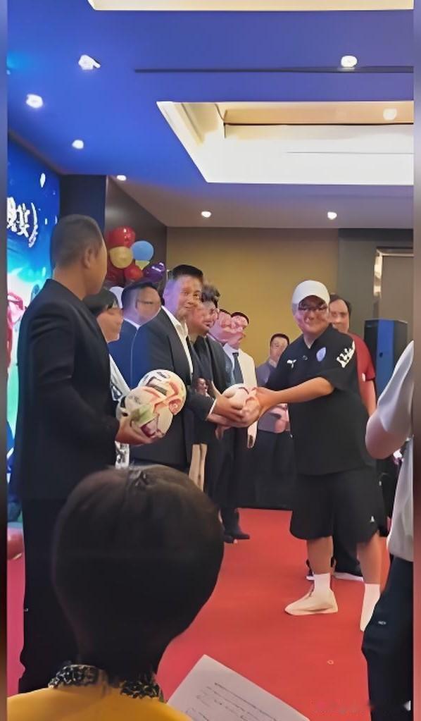 2026年8月1日，2034杯颁奖礼现场，董路带着中国足球小将站上领奖台，面向全