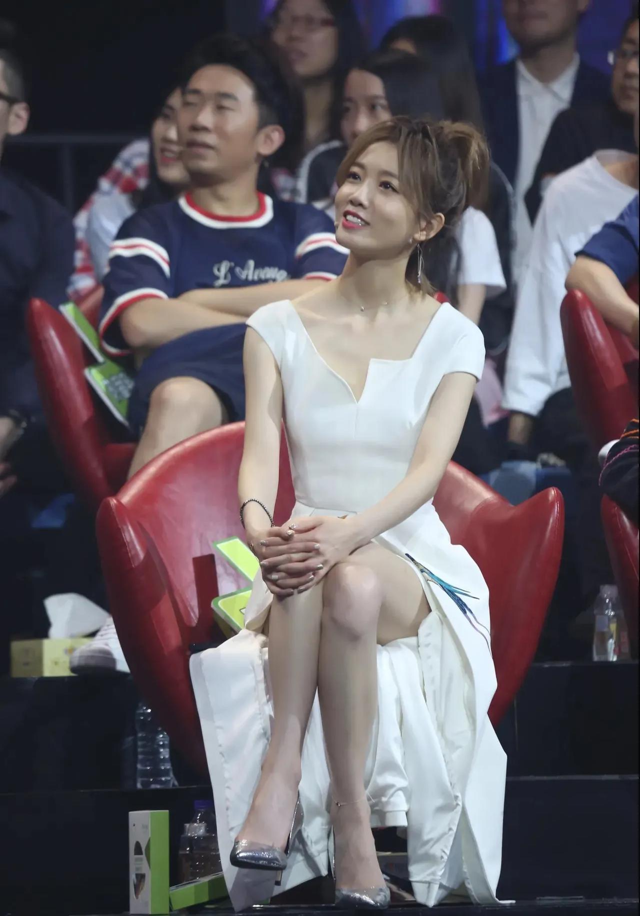 早些年，参加一档综艺节目录制时的于莎莎，一身白裙，修长美腿，她只要不开口说话，外