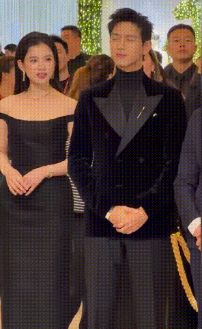 李现张婧仪热聊好养眼的画面，好想知道帅哥美女在聊什么呢~