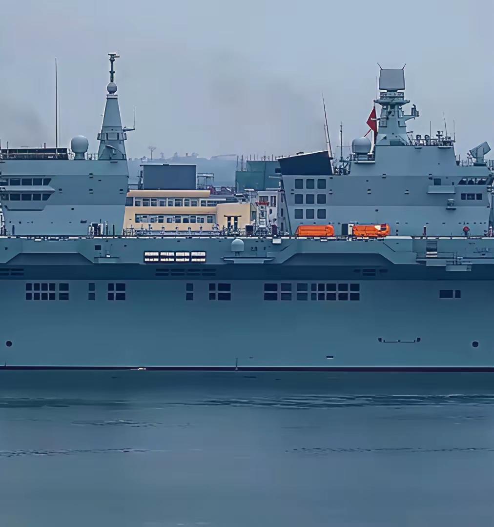 076电磁弹射两栖攻击舰“四川舰”。近日继续出海海试，甲板上出现了用于弹射测试