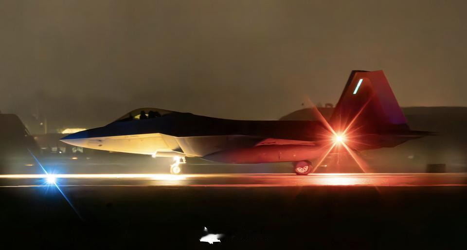 部署在以色列奥夫达空军基地的美国空军最后12架F-22A“猛禽”隐身战斗机今天早