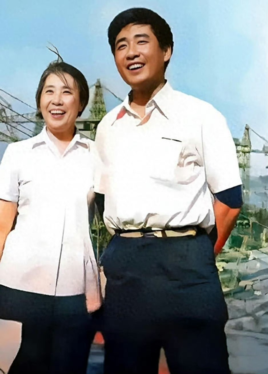 1983年照片，王光美看望在河南当县长的儿子刘源！