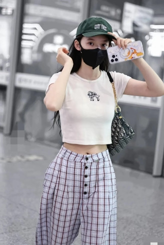 林允穿搭真的好绝！松弛感满满！宝子们，林允这套机场look真的狠狠爱住了！
