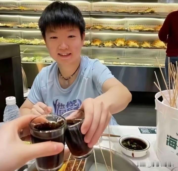 和莎莎干杯的人究竟是谁？这是莎莎和朋友们一起聚餐吃火锅的照片。照片中莎莎端着一杯
