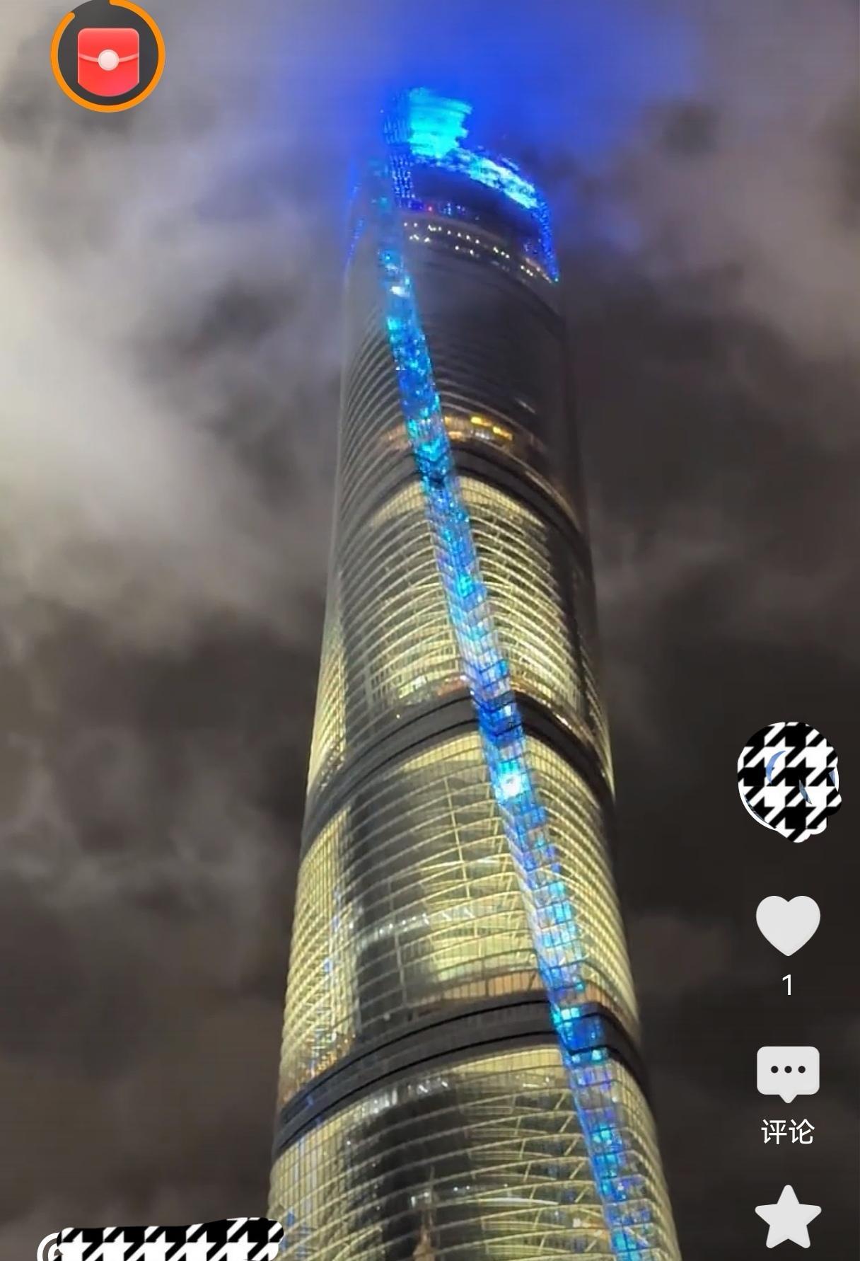 庆“十一”迎“中秋”长假期间，上海中心大厦观光大厅，细心的游客发现这里的年轻游客
