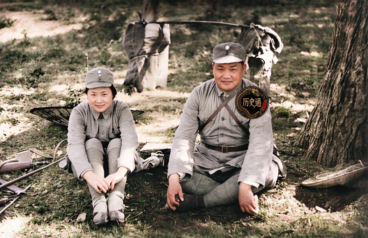 这是叶挺将军一九三九年在云岭为新四军第五支队司令员罗炳辉与夫人张明秀拍的合影。张
