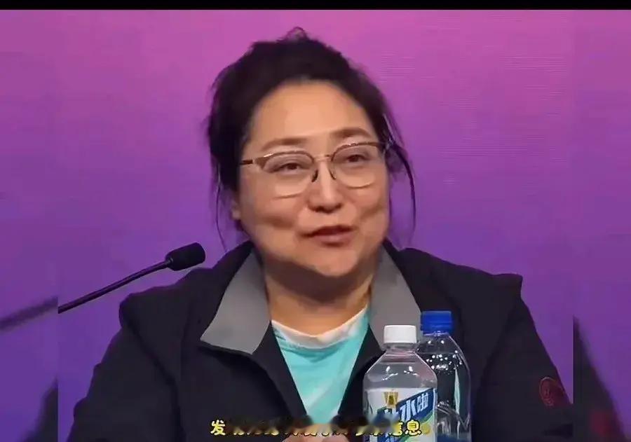 肩伤停赛第1天，她遥控深大晋级队医说右肩拉伤得躺两周，莎莎把病房变成作战室