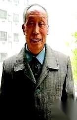 一个13岁的娃，在村头水沟里捡了块滑溜溜的白石头，拿回家就想把上面的字磨掉，刻上