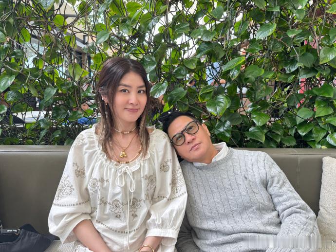 陈慧琳张家辉新年合影张家辉：大年初六，开工大吉