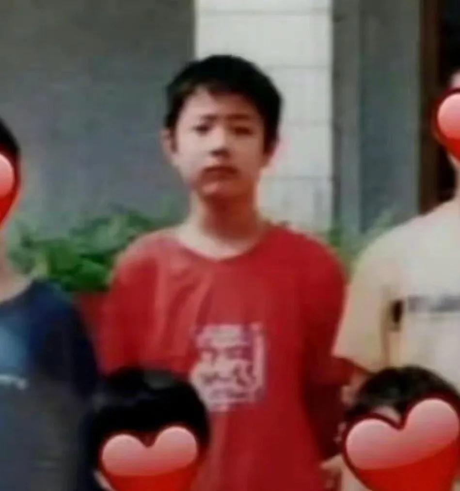 #肖战小学时期#还特别偏爱大红色，这反差萌也太戳人了～#