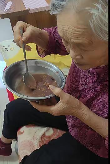 82岁失明母亲养老全靠女儿，心里却只疼儿子，一句话戳破无数家庭真相我妈今年
