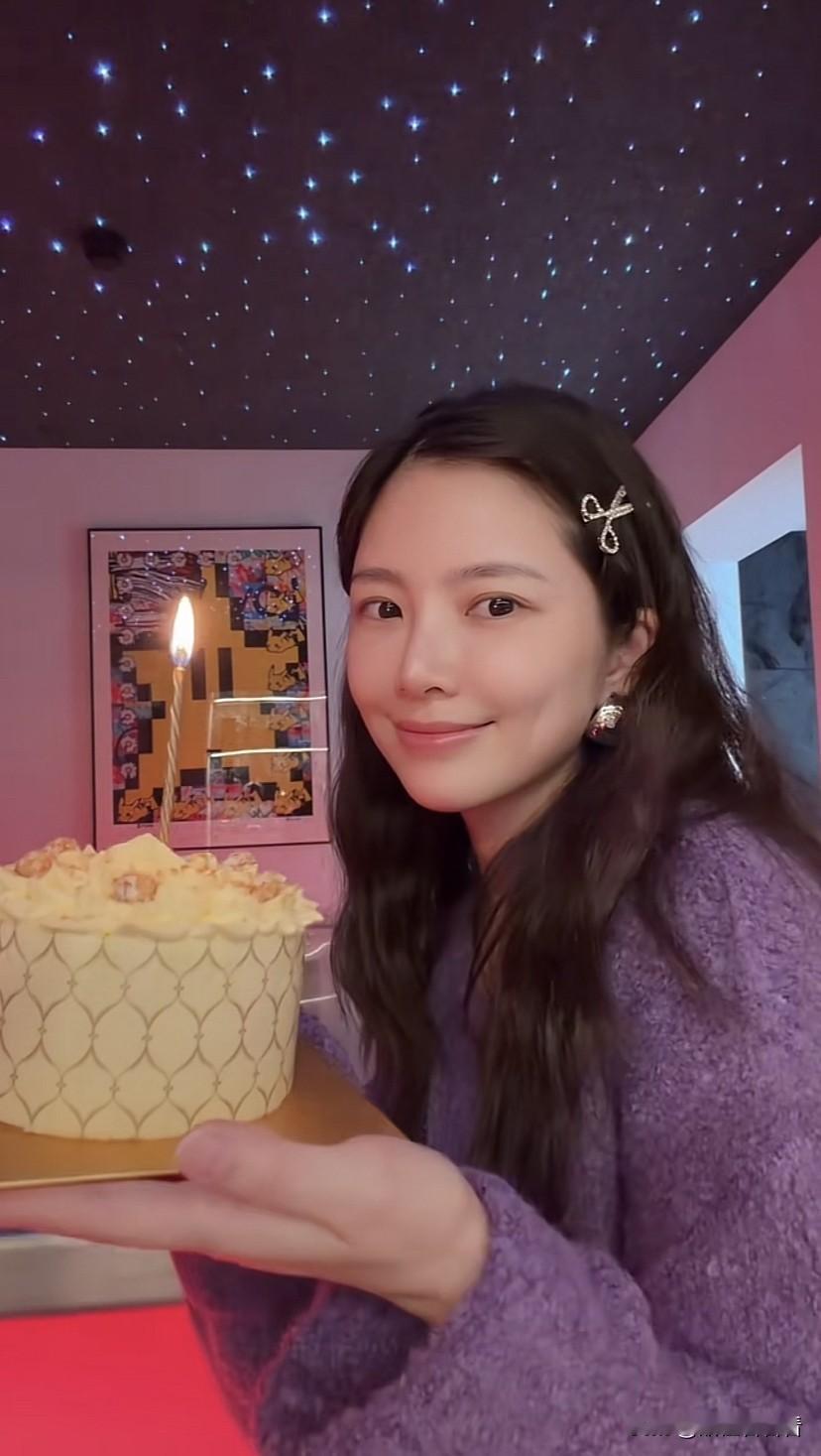 杜淳的老婆王灿21日凌晨晒两人结婚九周年庆祝照，两人结婚九年，并发文她喜欢9这个