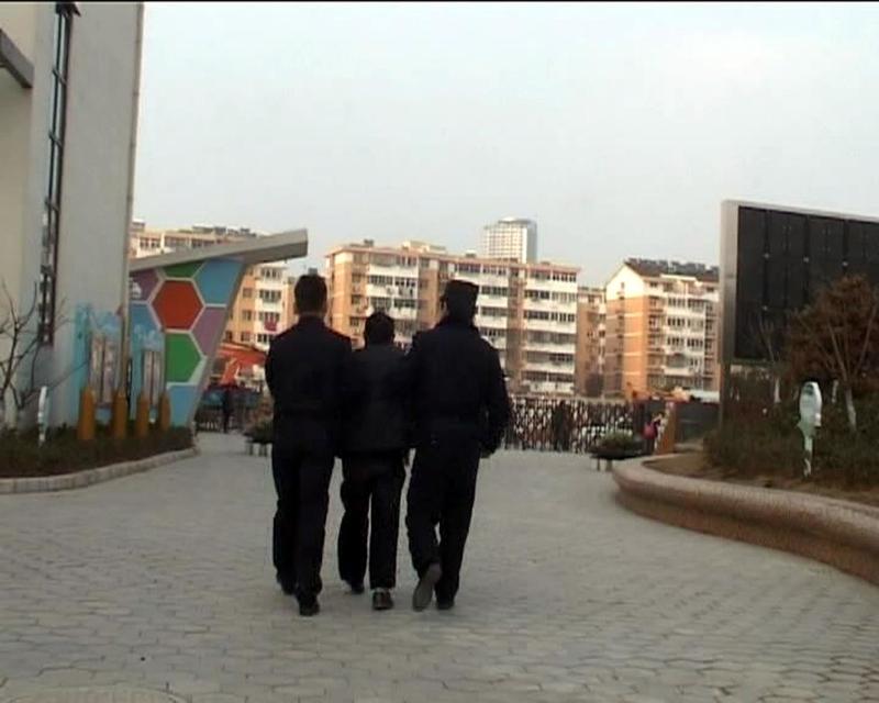 国家真该出手管管闹事的家长了。教师都不敢当班主任了。我去教育局办事，出门就看见