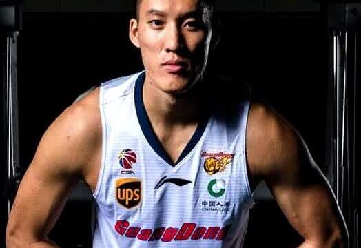 曾繁日把广东宏远掀翻那天，同曦全队像提前过年，老板娘当场开香槟，他砍下14分11