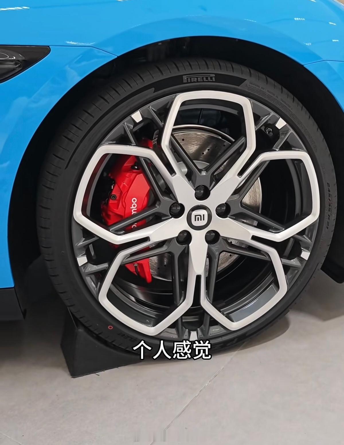 新一代SU7细节还挺多的，头顶这个一看就是有分区调光天幕了，然后这次还加入了电