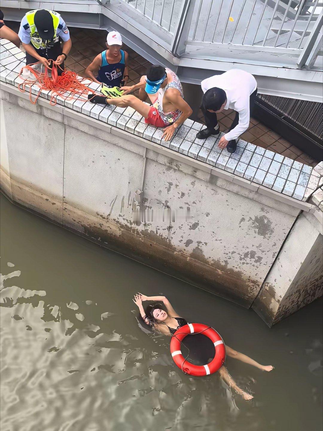 我怎么感觉这女的会游泳？
