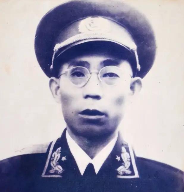 1932年，红军连长打了胜仗，缴获了一头猪，炊事班长私自吃掉了猪的内脏，却被连长