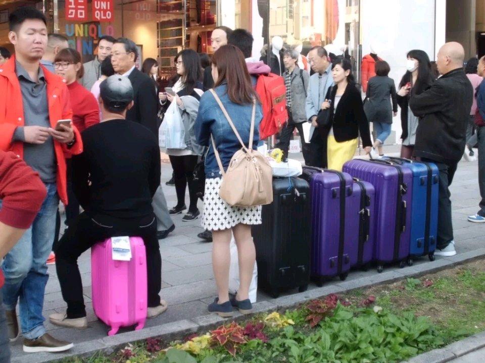 现在日本人对中国游客赴日消费情况彻底不满了。以前五一、春节等假期，中国游客可是赴