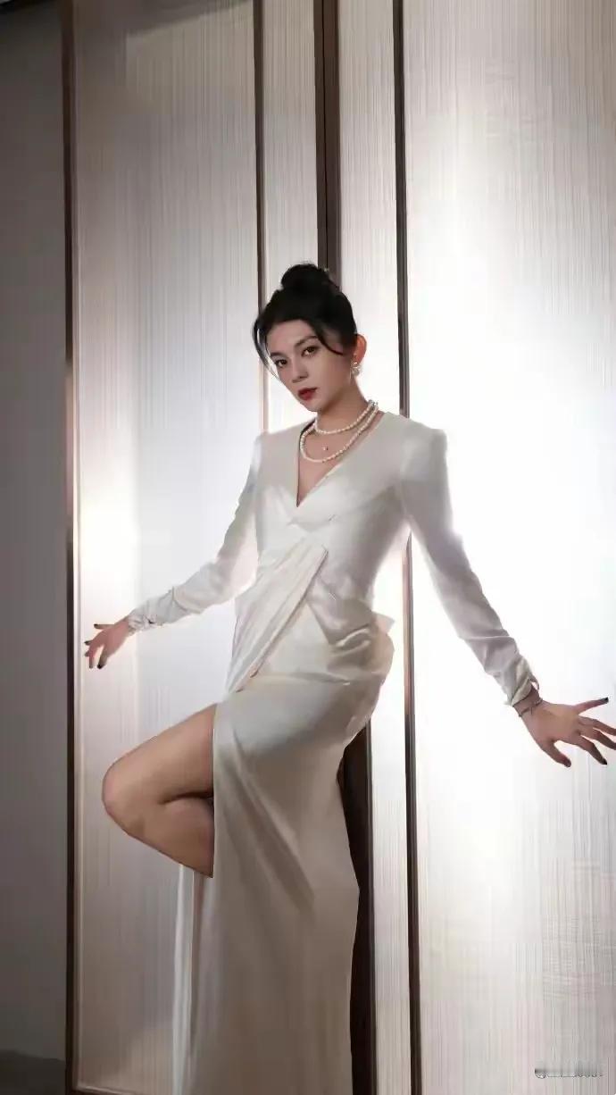 谈莉娜于今日官宣双喜临门：她已步入婚姻殿堂，并怀有身孕，同时宣布将于10月初举办