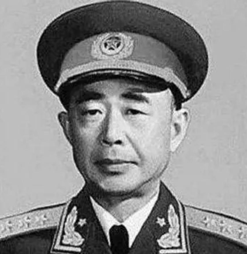 广州军区在柳州召开军事会议，55军军长陈明仁按排座坐在后排。时任军区副司令员温玉