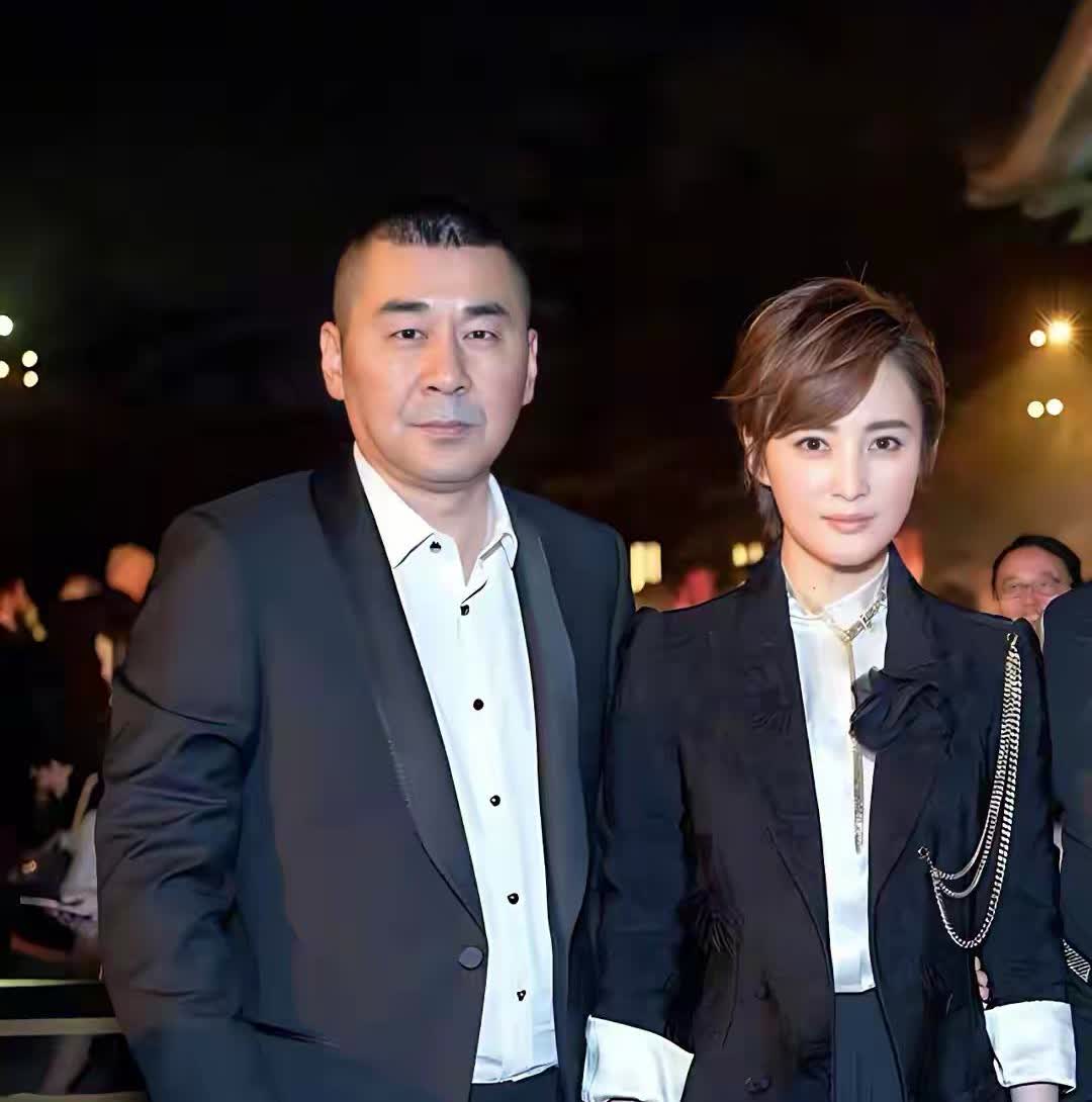 蒋勤勤与老公亮相，带火了一种新穿法：“上身去开会下身去夜店”