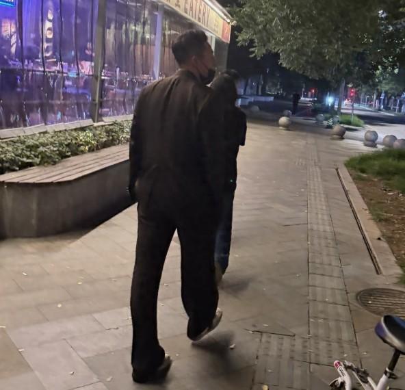 大S女儿玥玥回北京过暑假啦，父女互动太有爱！ 希望小菲把两个孩子直接弄到北京