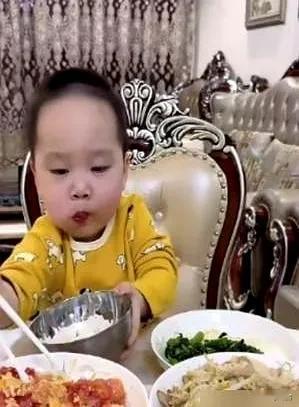 难怪网上那些两三岁的网红宝宝吃饭那么老实，筷子拿得稳还不掉饭粒，今天才反应过来，