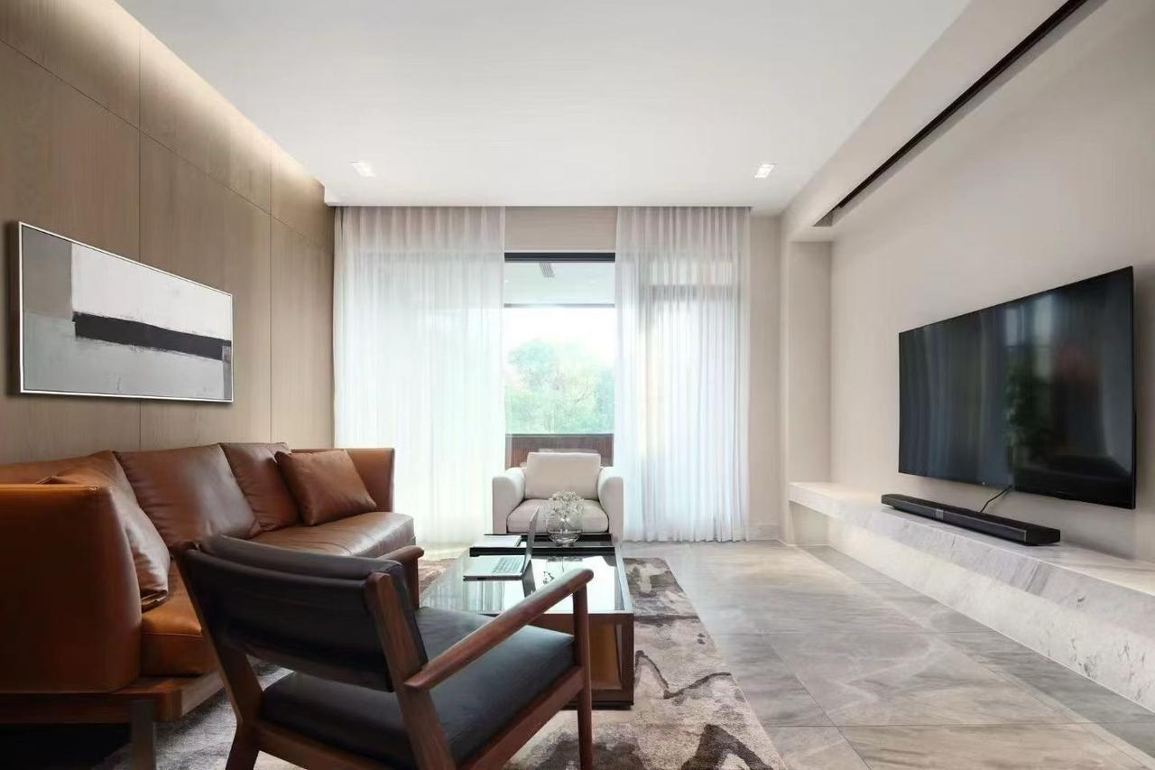 小区出门就是金鸡湖，而且两面临湖，南边是金鸡墩公园！金鸡湖花园总高三层的洋房，1