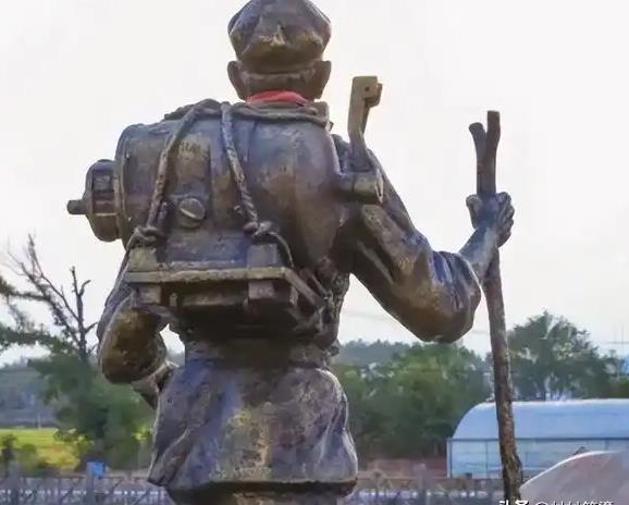 1976年，一名老人在北京军事博物馆参观时，看着四下无人，偷偷摸了一下文物，被工