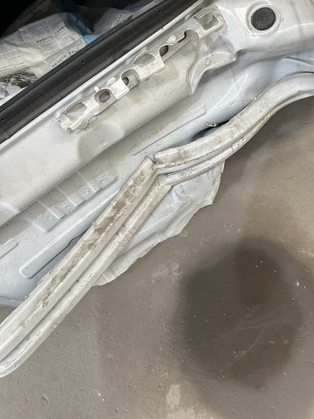 这保险杠真儿戏看图吧儿子店看到的……目测撞击力度不是很大，问了说得切割