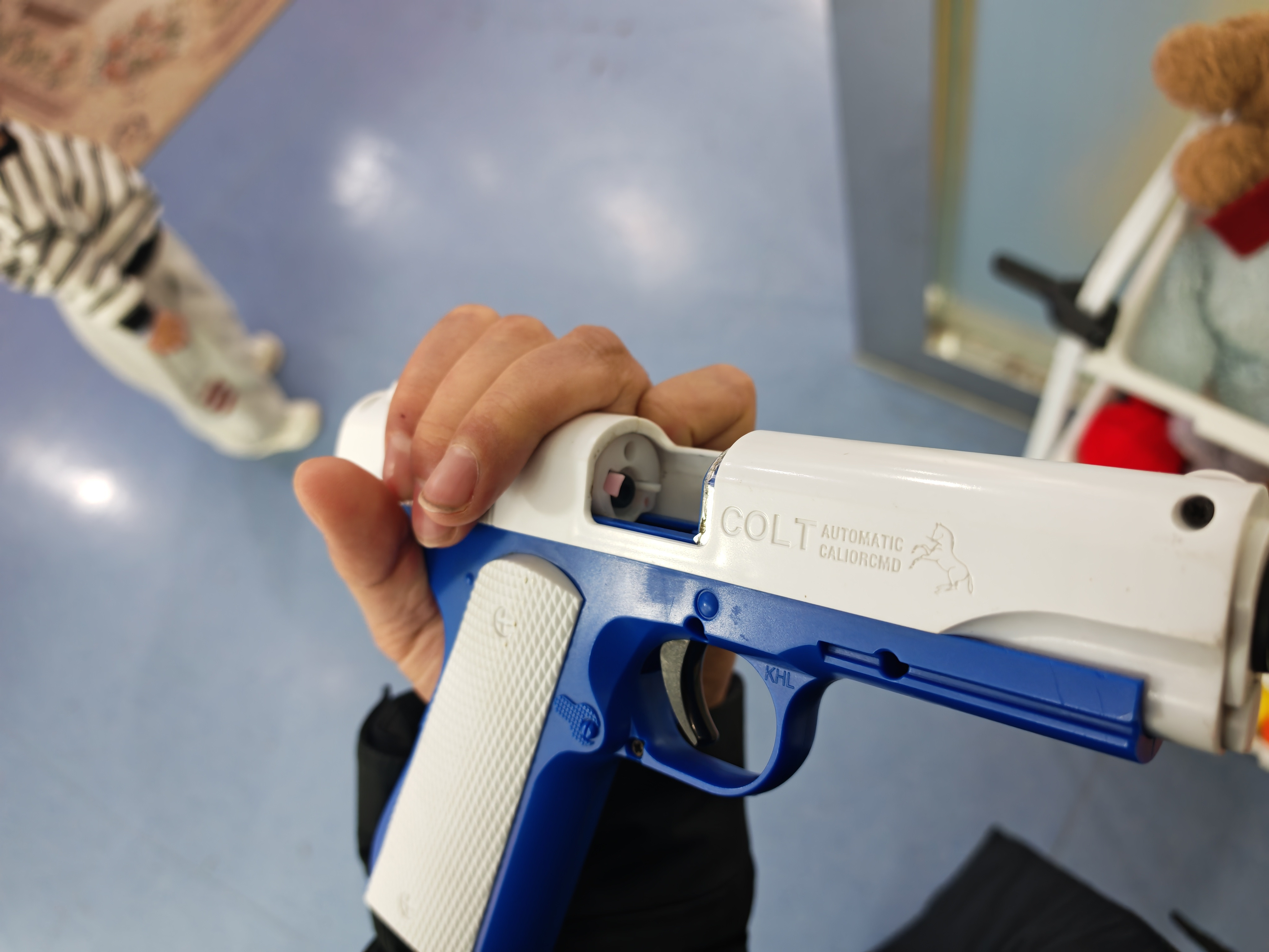 今儿带娃拍照，摄影棚里有把没有弹匣的🔫，试了下手拉的，但是吧但是，拉开滑套里面