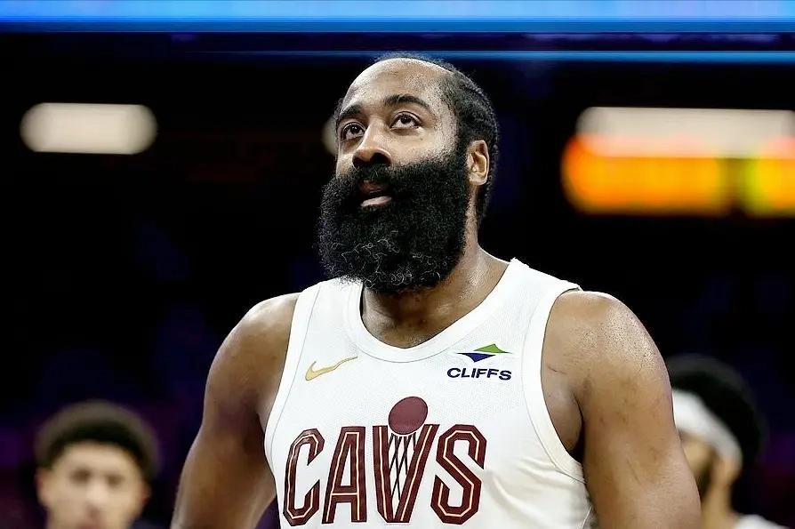哈登3年9700万完成续约据ESPN名记Shams报道，詹姆斯·哈登与克利夫兰骑