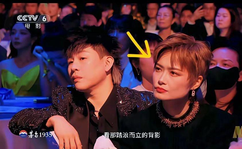 看了湾区升明月的晚会现场我问闺蜜：怎么胡彦斌和李宇春一脸严肃？闺蜜笑疯了：一个是
