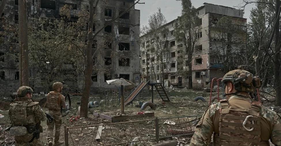 乌克兰又到了做出选择的时候了。在红军城的战斗中，乌军还在苦苦挣扎。现在面临的问题