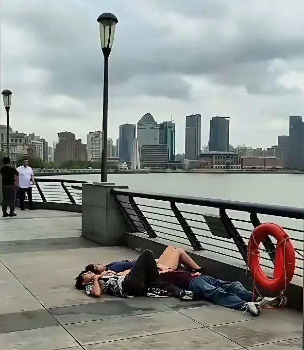 印度夏天的温度高达50℃左右，简直就是人间地狱，印度游客来到上海后因为没有钱住酒
