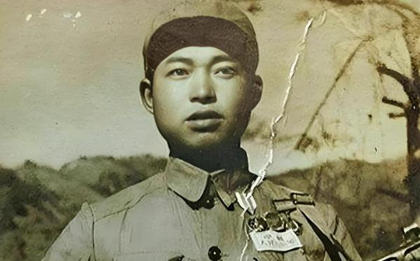 1963年，内蒙古赤峰，一处偏僻小村的马棚外。40军118师副师长翟文清随口