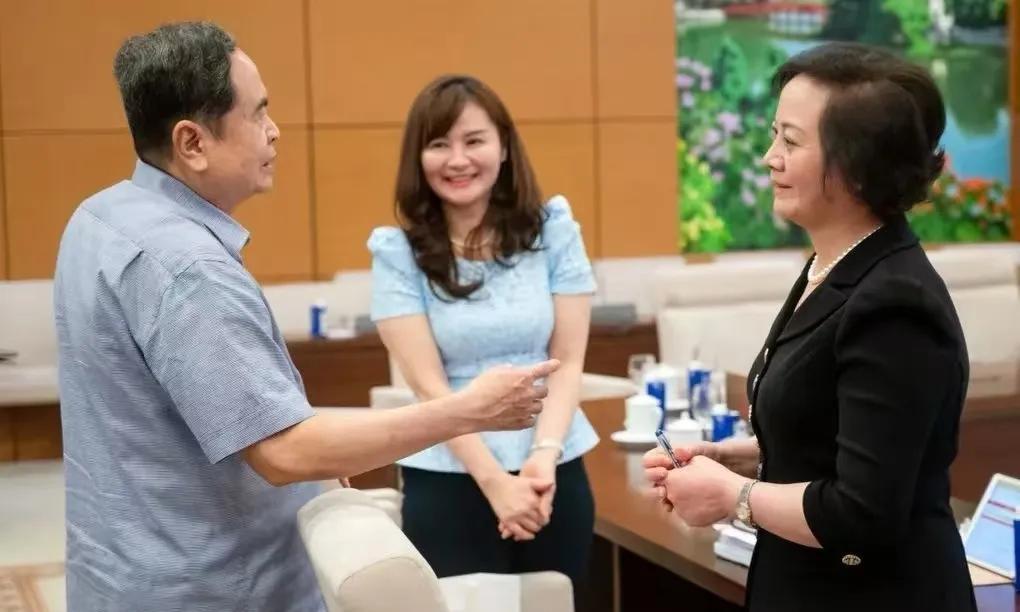 在工作场合，难得没有穿奥黛！在越南国会的空隙，陈青敏跟内务部长范氏清茶和代表聊