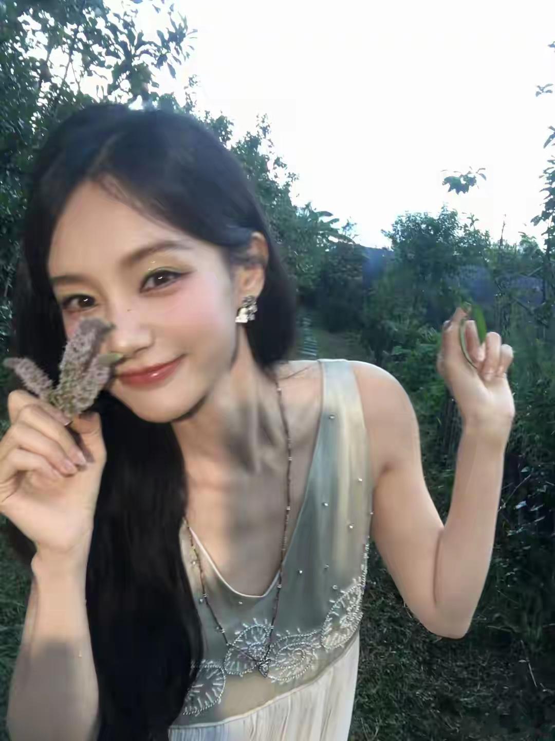 李一桐这次的机场造型直接把“辣妹”标签焊在身上了。短款露腰的亮片小上衣配低腰工装裤，腰线卡得刚刚好，