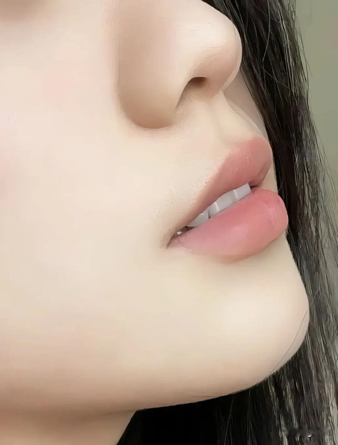 红唇轻启，笑语如花。