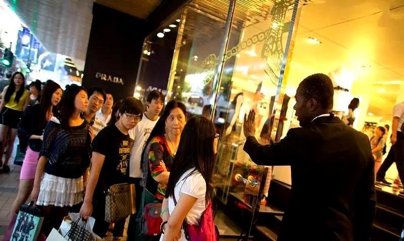 LV老板大吐苦水，感叹中国年轻人真的变了！最近发现没？以前高高在上的大牌现在