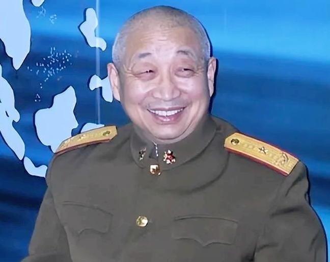 1990年，在中越战俘遣返仪式上，“叛变”军官汪斌拖着仅37公斤重的身体，颤颤巍