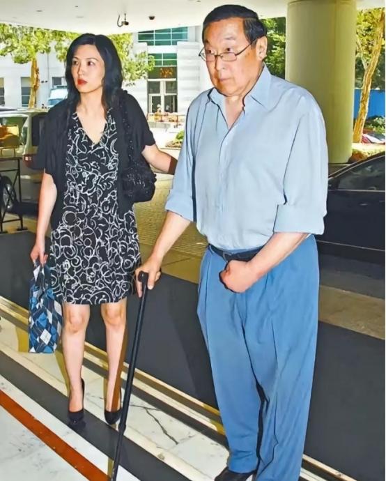 香港最强"忍者"原配：丈夫外面女人换了一茬又一茬，她不吵不闹不离，熬了40年，最