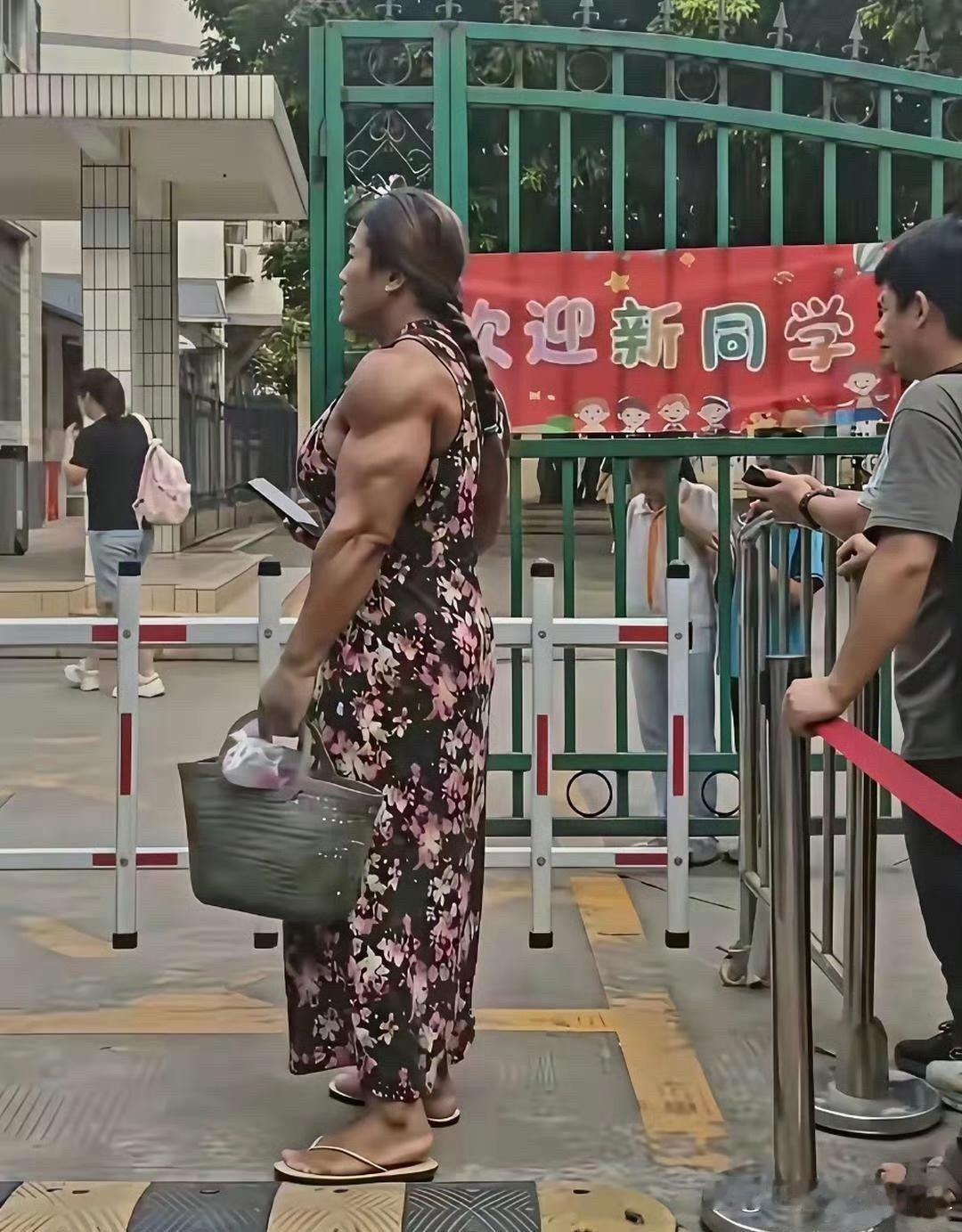 学校门口看见一位家长接小孩，被他的手惊呆到了