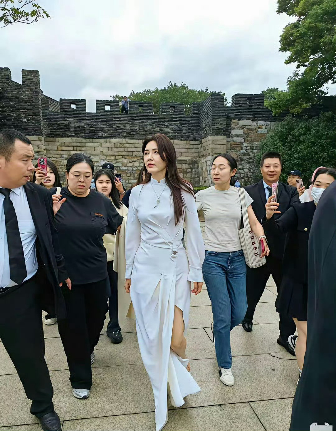 这么美的女人不结婚，不生孩子，不谈恋爱，到底为什么？