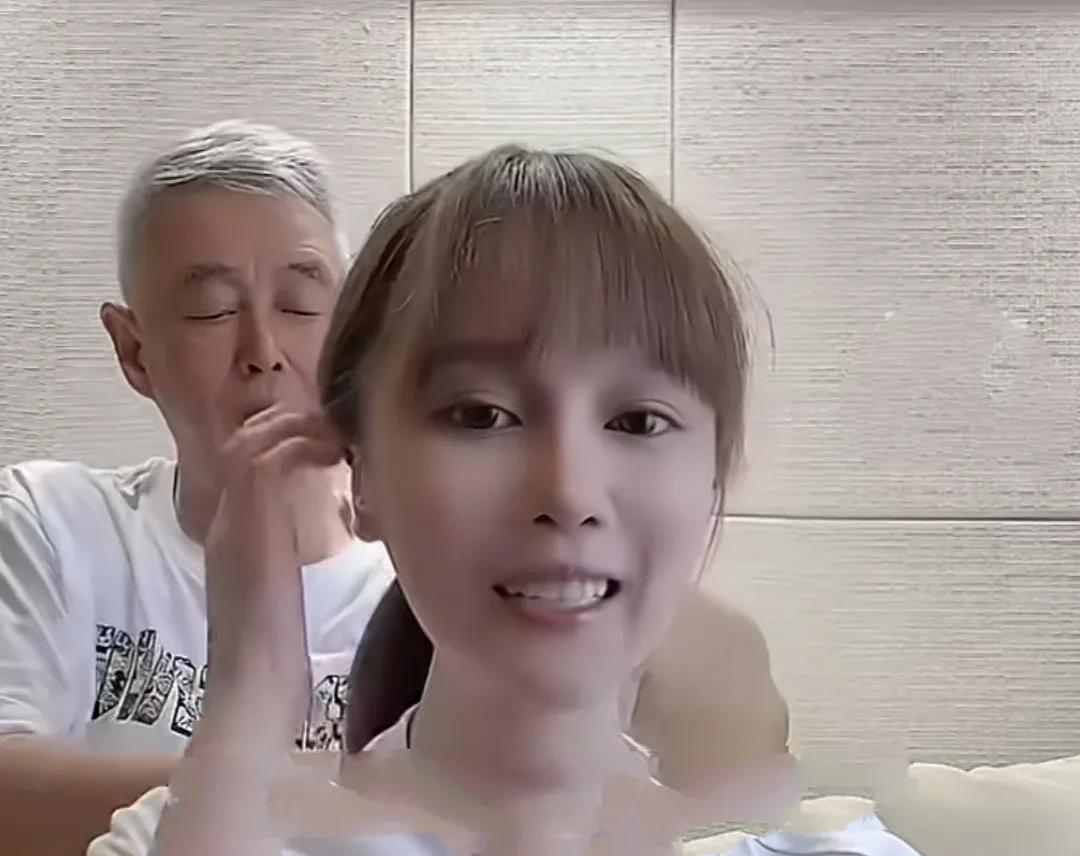 都说女儿是爸爸的小棉袄，确实不错，看赵本山就知道了，女儿球球都结婚生子了他还给女